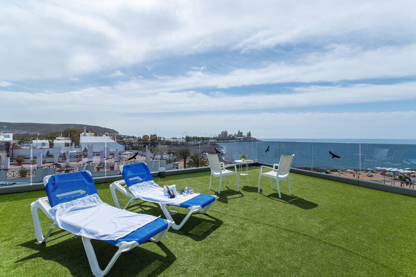 Sunset Star Holiday Home: Sea Views from Rooftop Solarium, Shared Terrace & Wi-Fi in Arguineguin, South Gran Canaria