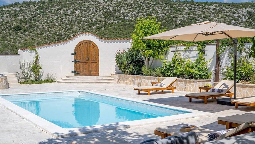 Villa para 8 pessoas, com piscina e varanda em Marina