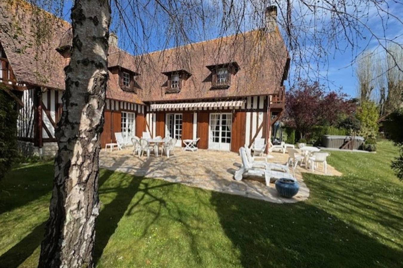 Large house with green garden in Tourgéville, Lisieux region