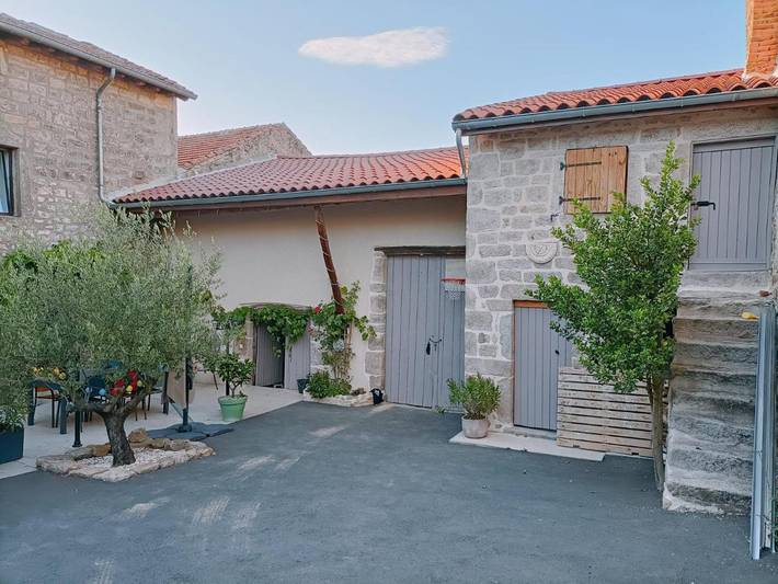 Gîte pour 2 personnes, avec terrasse à Chambles - 2