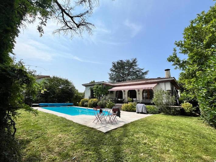 Location de vacances pour 10 personnes, avec vue ainsi que piscine et jardin à Billère - 3