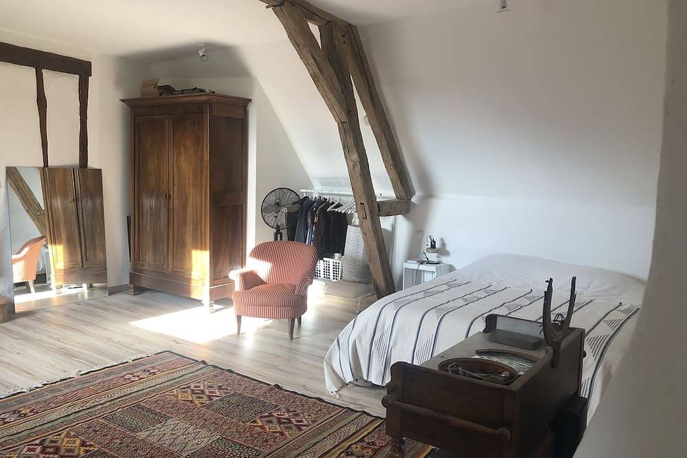 Longère bourguignonne restaurée avec piscine chauffée. in Toucy, Région d'Auxerre