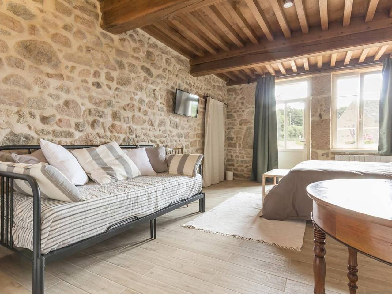 Gästezimmer im Morvan mit Parkplatz und Küchennutzung in Dun-les-Places, Naturpark Morvan