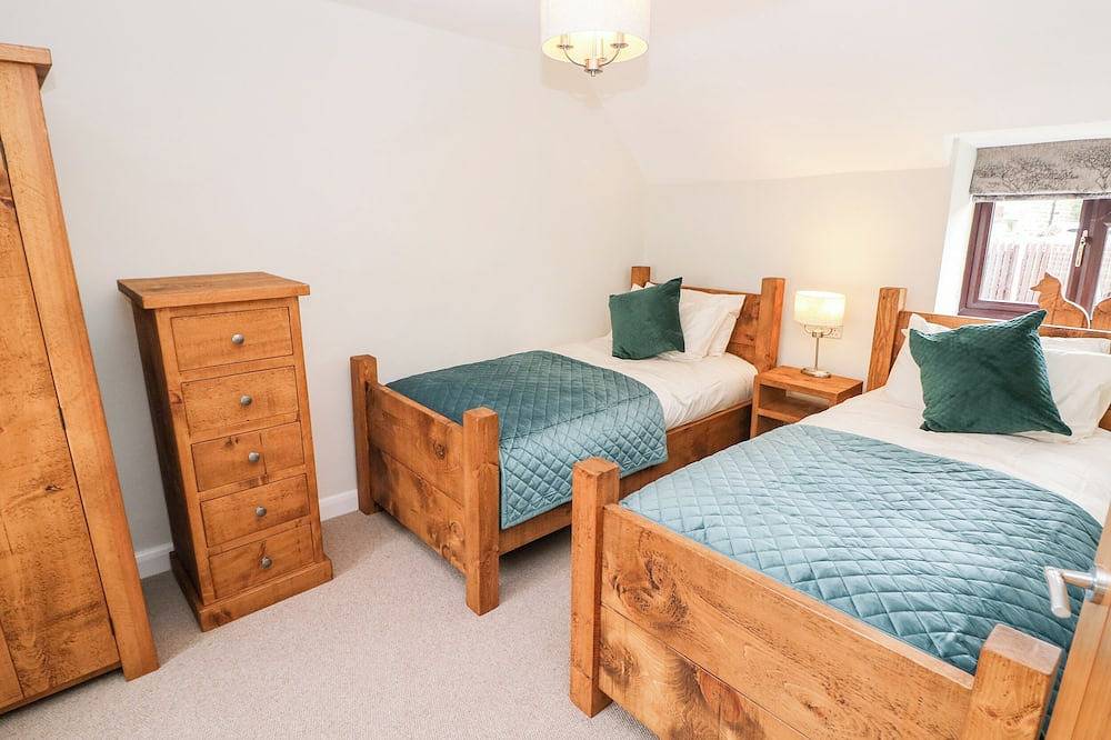 Smithy Cottage, pet friendly, with a garden in Chesterfield in Derbyshire