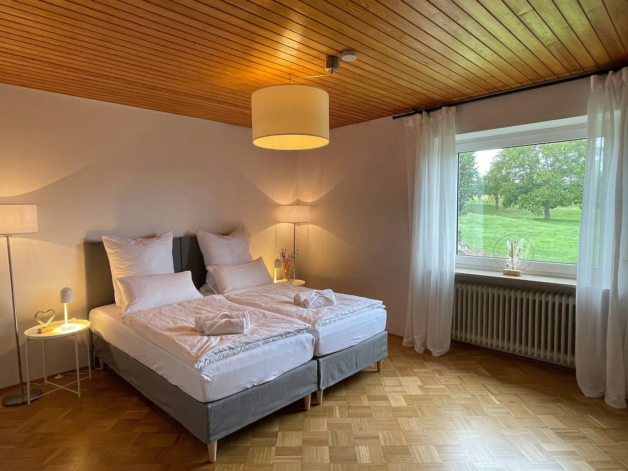 Ganze Wohnung, Hundefreundliche, komfortable Ferienwohnung im Grünen. Beliebt bei Familien und beruflich Reisenden. in Romantische Straße