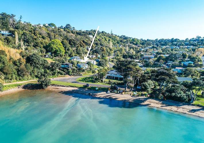 Holiday home for 6 people, with balcony and garden in Waiheke Island