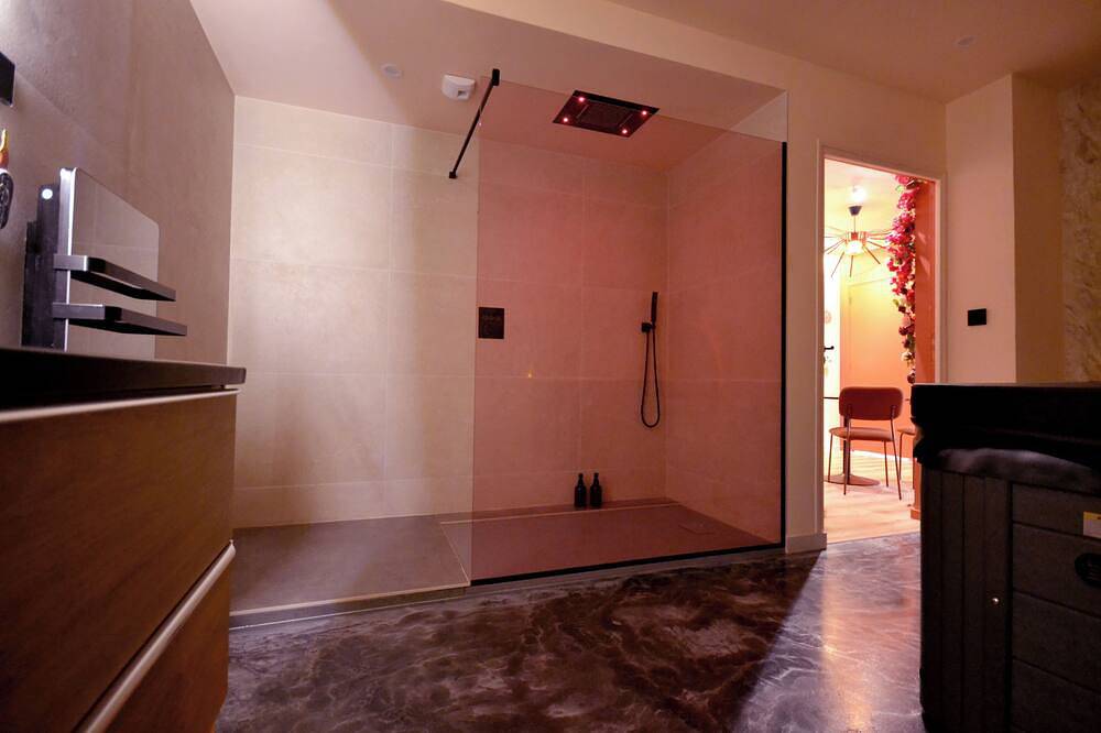Apartamento entero, Elegant Romantic Suite with Private Jacuzzi in charming Romans-sur-Isère with Ac in Romans-sur-Isère, Región de Valence