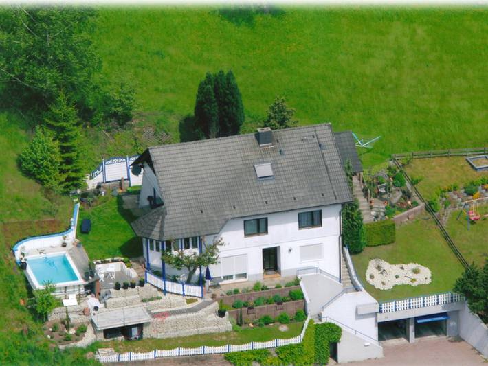 Ferienwohnung für 4 Personen, mit Pool und Garten sowie Balkon und Ausblick, kinderfreundlich im Schwarzwald - 2