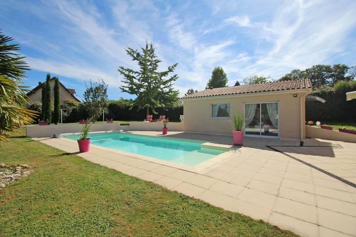 Location de vacances pour 4 personnes, avec Terrasse ainsi que Jardin et Piscine à Limoges