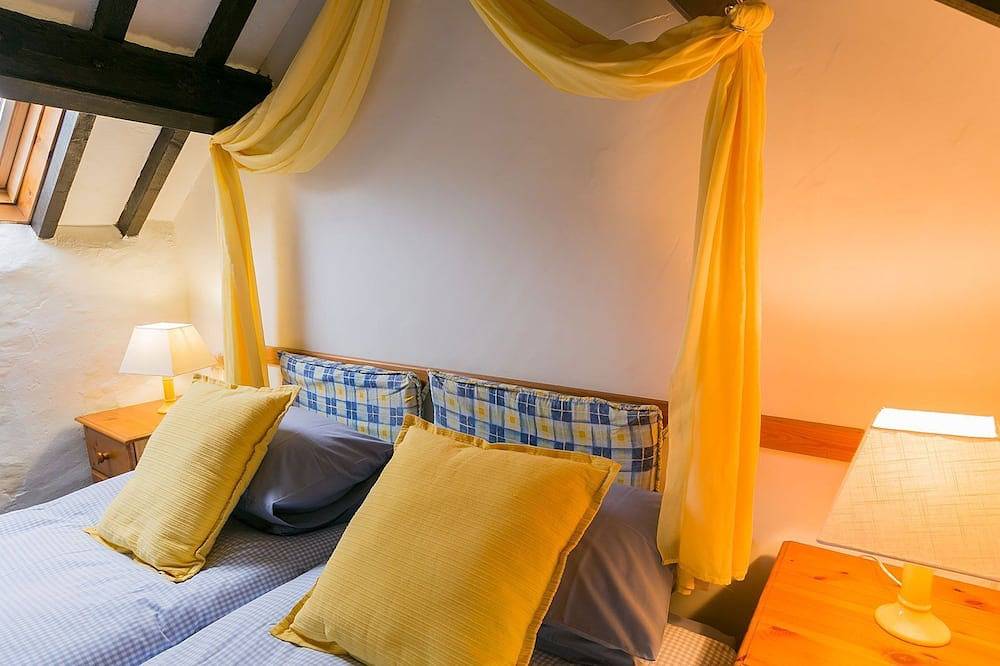Cyndal Bach -  a coastal that sleeps 3 guests  in 2 bedrooms in Rhoscolyn, Isle of Anglesey
