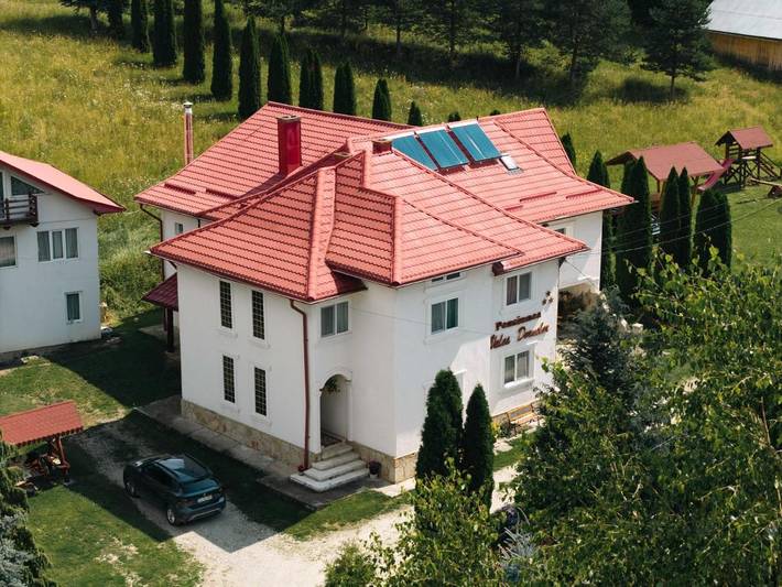 Gîte pour 2 personnes, avec vue ainsi que jardin et terrasse dans Dorna-Arini