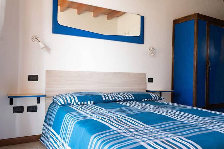 Ganze Wohnung, Blu Flat (2 pax) + 2 Bunks Bed, Fiocchina magic place - Salò - Garda Lake in Salò, Gardasee-Berge