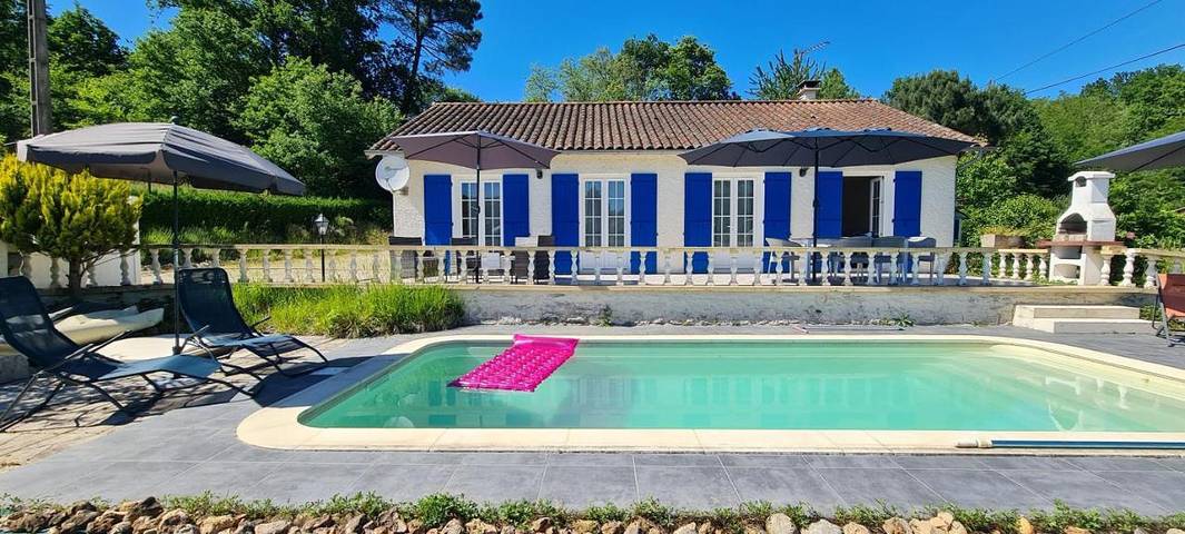 Location de vacances pour 6 personnes, avec Terrasse et Jardin ainsi que Piscine et Vue à La Douze