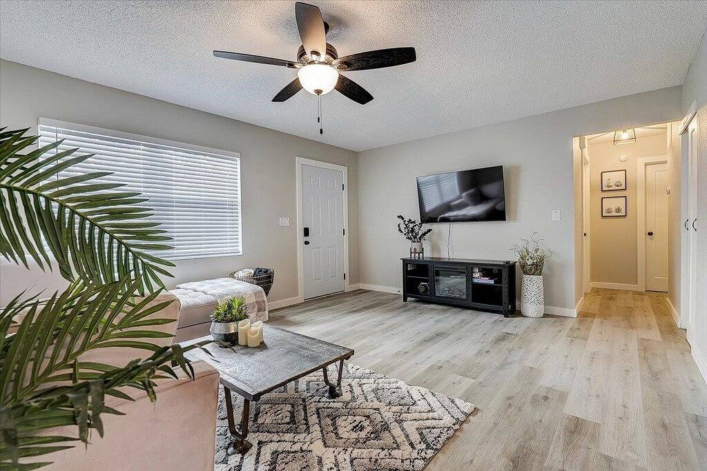 Beautiful and Comfortable 2 Bedroom Home 10 minutes from Beach in Largo, Pinellas County