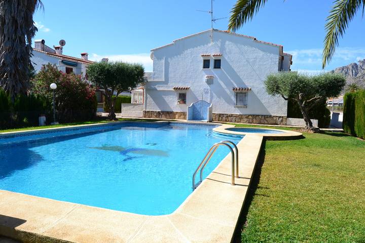 Bungalow para 5 personas, con Terraza y Piscina en Almadraba