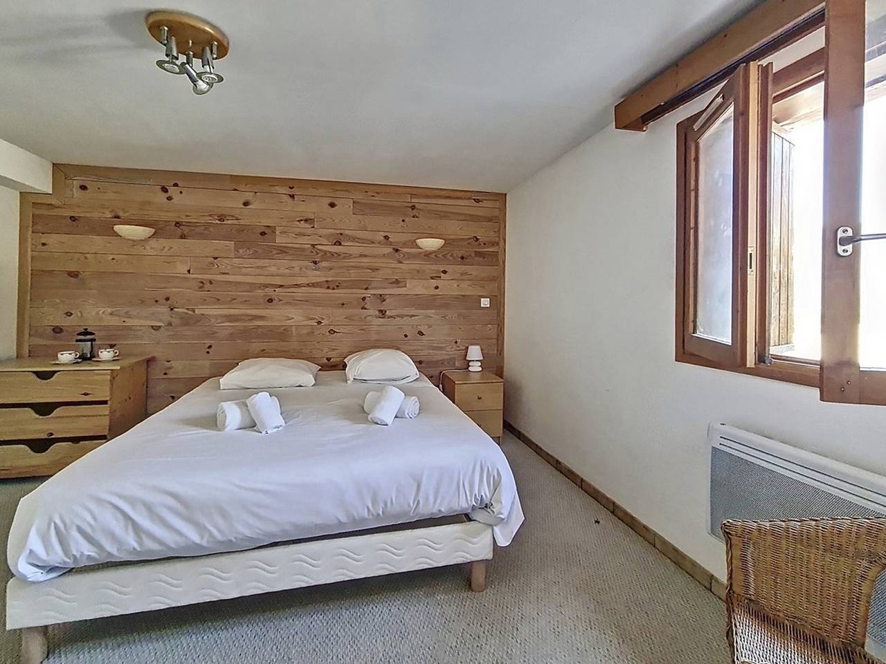 Cozy chalet in the heart of Méribel with fireplace and parking in Les Allues, Les Trois Vallées