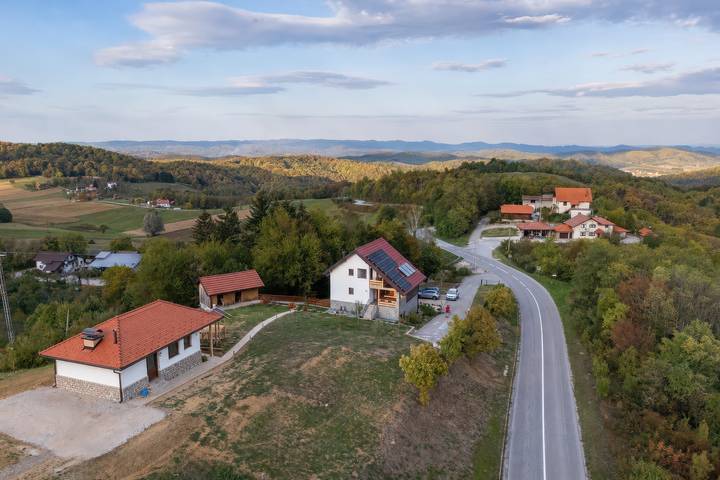 Ganze Wohnung, Apartment 'Stone and Wood' mit Whirlpool und Spielplatz in Karlovac und Umgebung