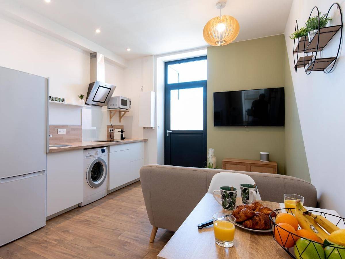 Appartement entier, One-Bedroom Apartment in Bourgoin-Jallieu, Région de La Tour-du-Pin