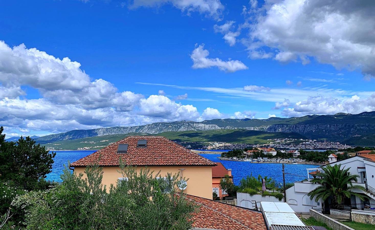 Ganze Wohnung, Apartment Nevenka - 130 m vom Meer und Strand entfernt, Meerblick, Balkon, Terrasse, Grill in Silo (Krk), Krk