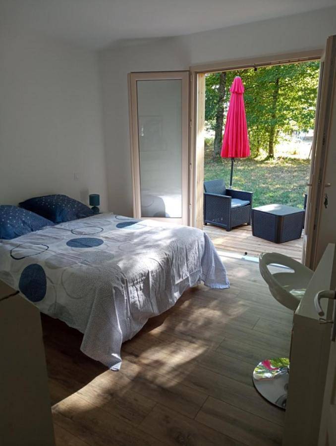 Appartement de vacances entier, Chambre au calme entourée par la nature. in Saint-Léon-sur-Vézère, Périgord Noir