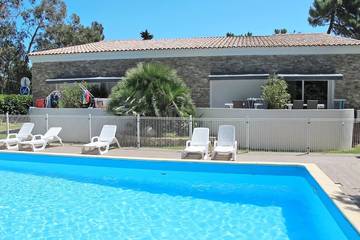 Gîte pour 6 personnes, avec jardin et piscine dans Plage de Vignale