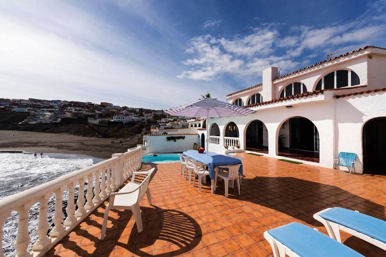 Villa Coki Deluxe - First line of the beach in Playa del Hombre, Telde