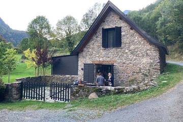 Gîte pour 6 personnes, avec jardin à Borce