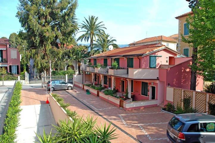 Appart’hôtel pour 4 personnes, avec Balcon et Jacuzzi ainsi que Terrasse et Jardin à Diano Marina