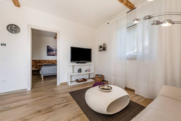 Entire apartment, Apartment 'Ai Colli country view apartment  ' with Private Terrace and Wi-Fi in Costermano sul Garda, Garda Mountains