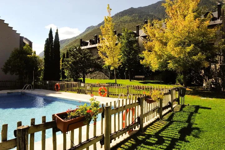 Casa de vacaciones para 6 personas, con vistas además de piscina y jardín - 1