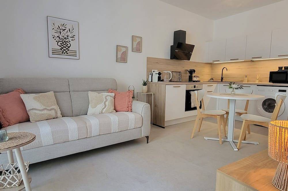 Ganze Wohnung, The Here and Now | Refurbished | Right in the Heart of Downtown in Sainte-Cécile-les-Vignes, Vaucluse