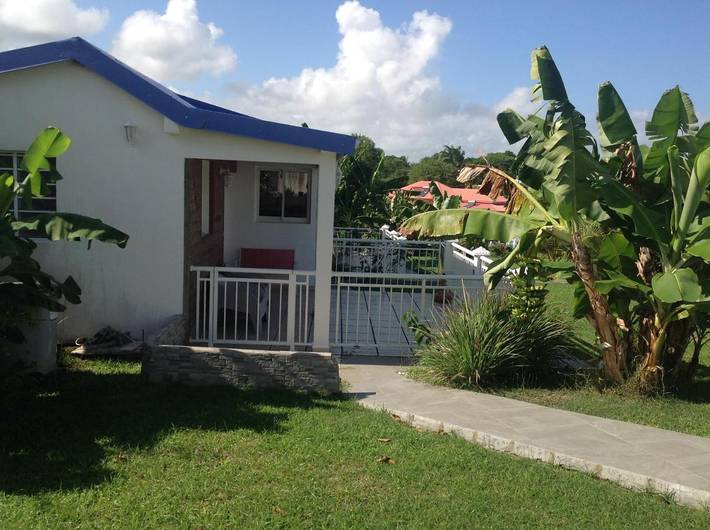 Casa de huéspuedes para 2 personas, con vistas además de jardín y piscina en Guadalupe