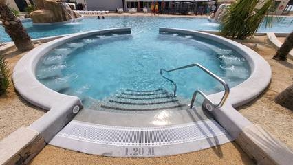 Camping pour 5 personnes, avec terrasse ainsi que jardin et jacuzzi, animaux acceptés à Saint-Jean-de-Monts