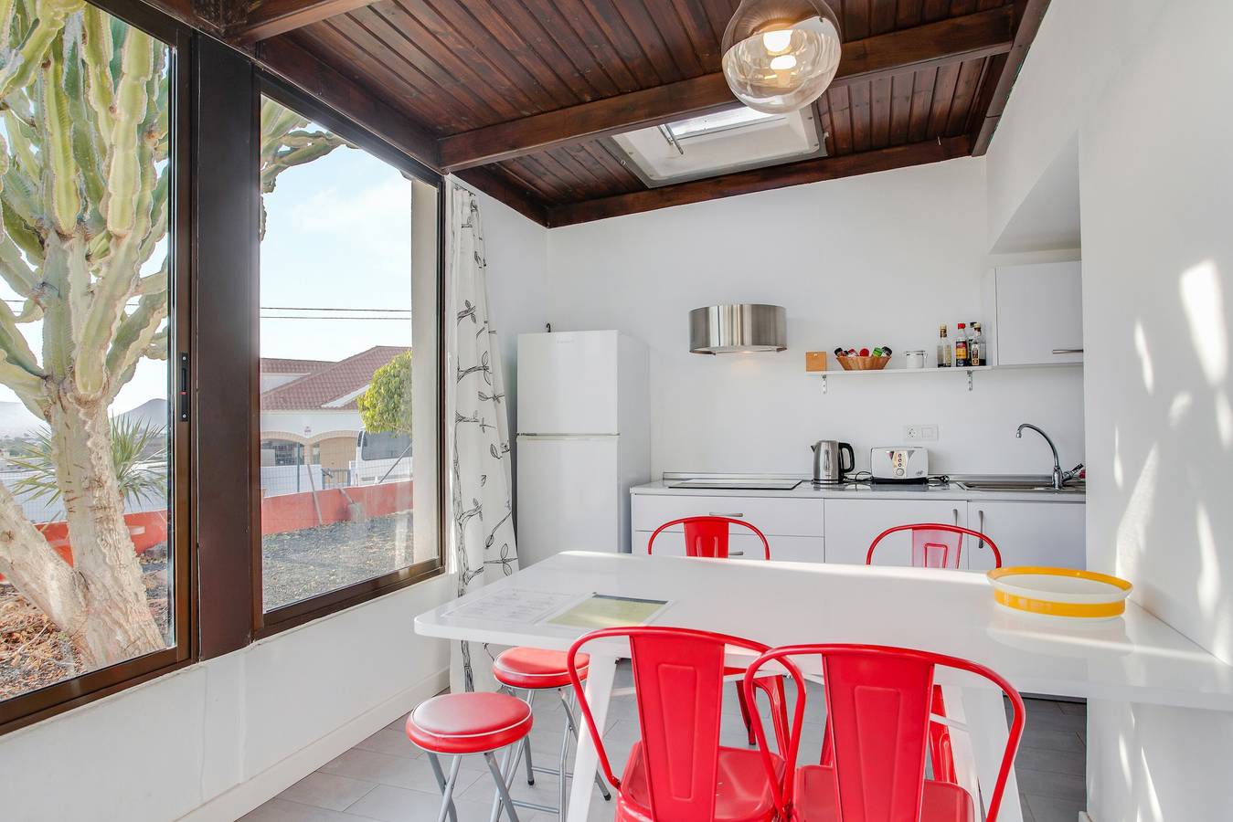 Villa "Bioenergika Sol" con Wi-Fi de fibra óptica, terraza, vistas a la montaña y jardín in Lajares, La Oliva