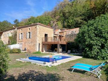 Location de vacances pour 4 personnes, avec terrasse et jardin, adapté aux familles à Puy-l'Évêque