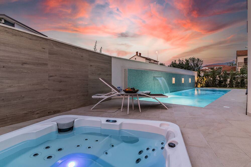 Villa Elena Deluxe in Fažana for 8 people with whirlpool, kids playground & private pool only 400 m from the beach in Fažana (Kroatische Adria), Fazana