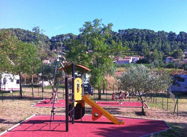 Parc de vacances pour 4 personnes, avec terrasse ainsi que jardin et piscine à Pierrefeu-du-Var - 4