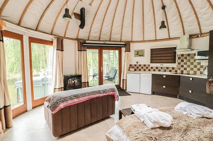 Glamping for 2 people, with garden and sauna, with pets in Worcestershire