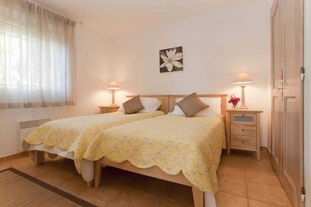 4 bed sleeps 8  beach front villa with Shared Pool and Private Garden. in Les Issambres, Roquebrune-sur-Argens