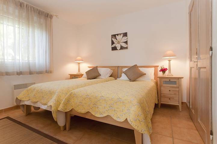 4 Betten für 8 Strandvilla mit Gemeinschaftspool und privatem Garten. in Les Issambres, Roquebrune-sur-Argens