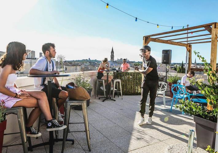 Location de vacances, avec Terrasse ainsi que Jardin et Vue dans Gare De Nimes