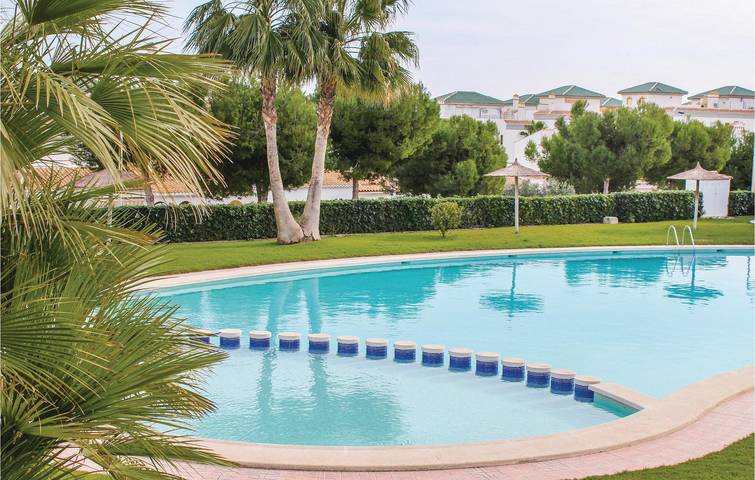 Apartamento vacacional entero, Apartamento junto a la playa con piscina y aire acondicionado in Torrevieja, Costa Blanca