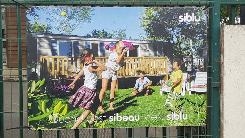 Camping pour 6 personnes, avec piscine ainsi que jacuzzi et terrasse, adapté aux familles