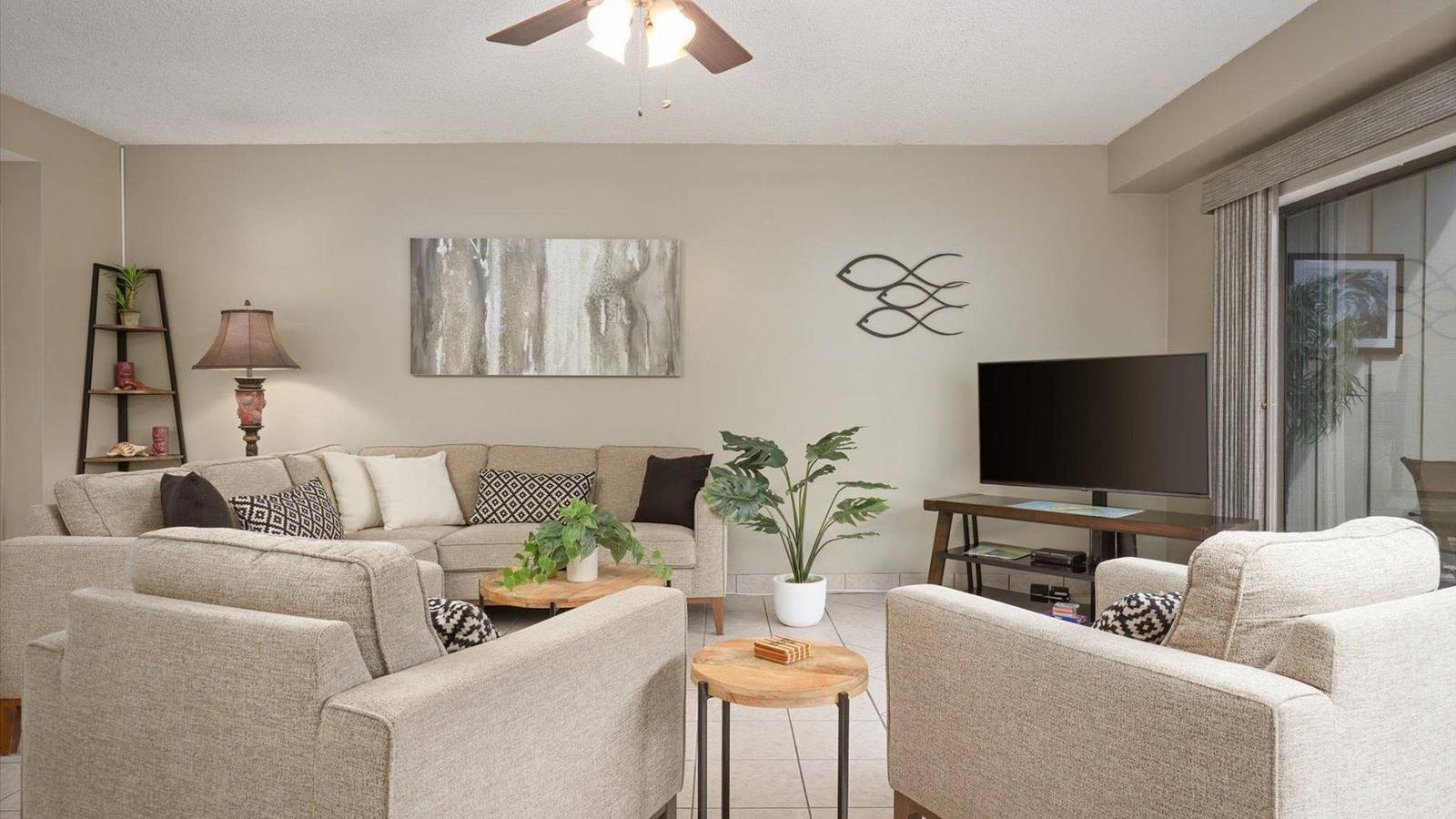 Entire apartment, Hale Lopaka at Kona Plaza in Kailua-Kona, South Kona