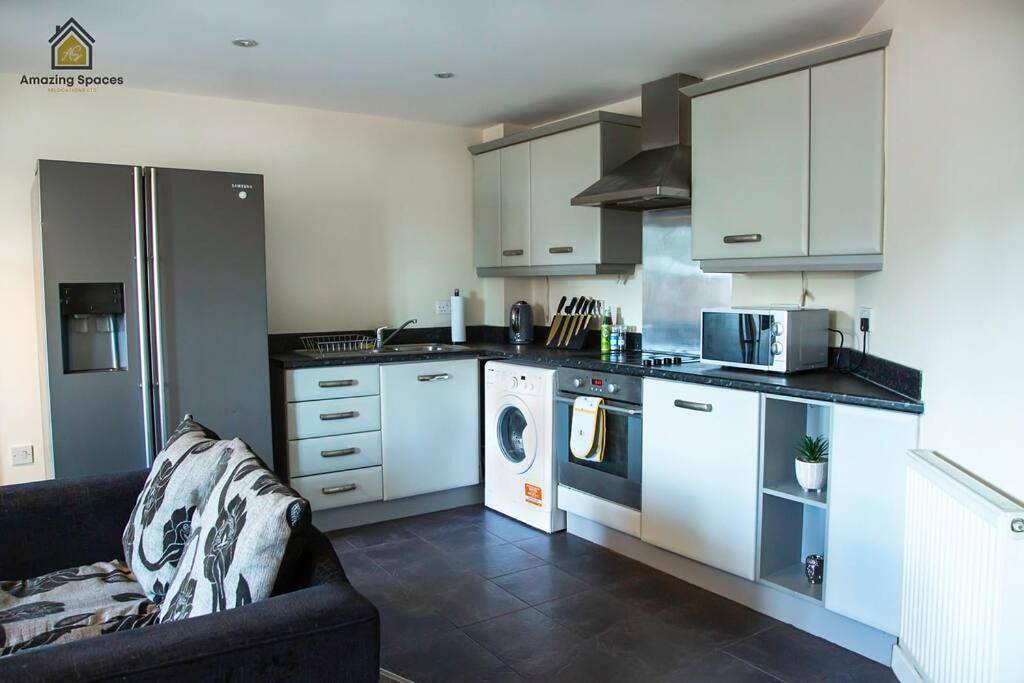 Entire apartment, Homely 2 Bed Flat Sleeps 4 with Parking and Wifi by Amazing Spaces Relocations Ltd in Warrington, Cheshire