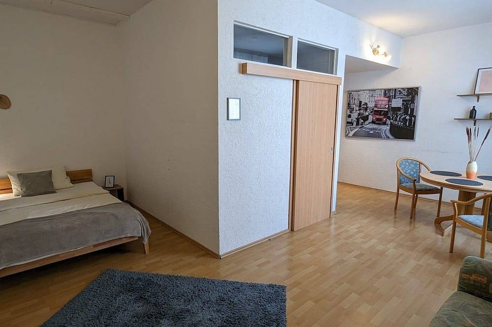 Ganze Wohnung, Geräumiges Doppelzimmer mit Bad und Frühstücksecke, zentral gelegen in Pforzheim, Nordschwarzwald