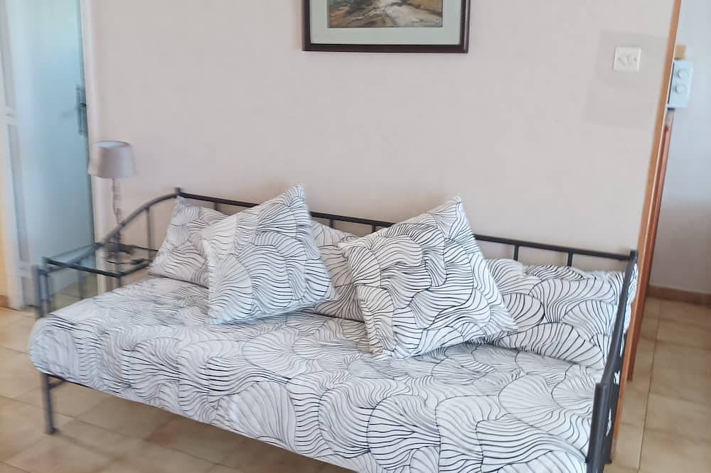Appartement entier, A 6 km de Cassis, 20 de Marseille rez-de-jardin de villa  : Carnoux. Jolie vue in Carnoux-en-Provence, Côte méditerranéenne (France)