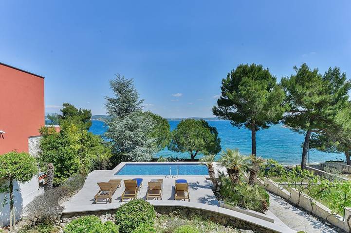 Villa pour 8 personnes, avec jardin ainsi que piscine et balcon à Kali