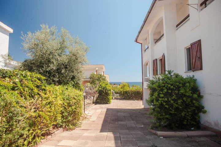 Entire apartment, Apartment “Piano Terra” close to the Beach with A/C, Veranda & Garden in Porto Columbu, Sarroch