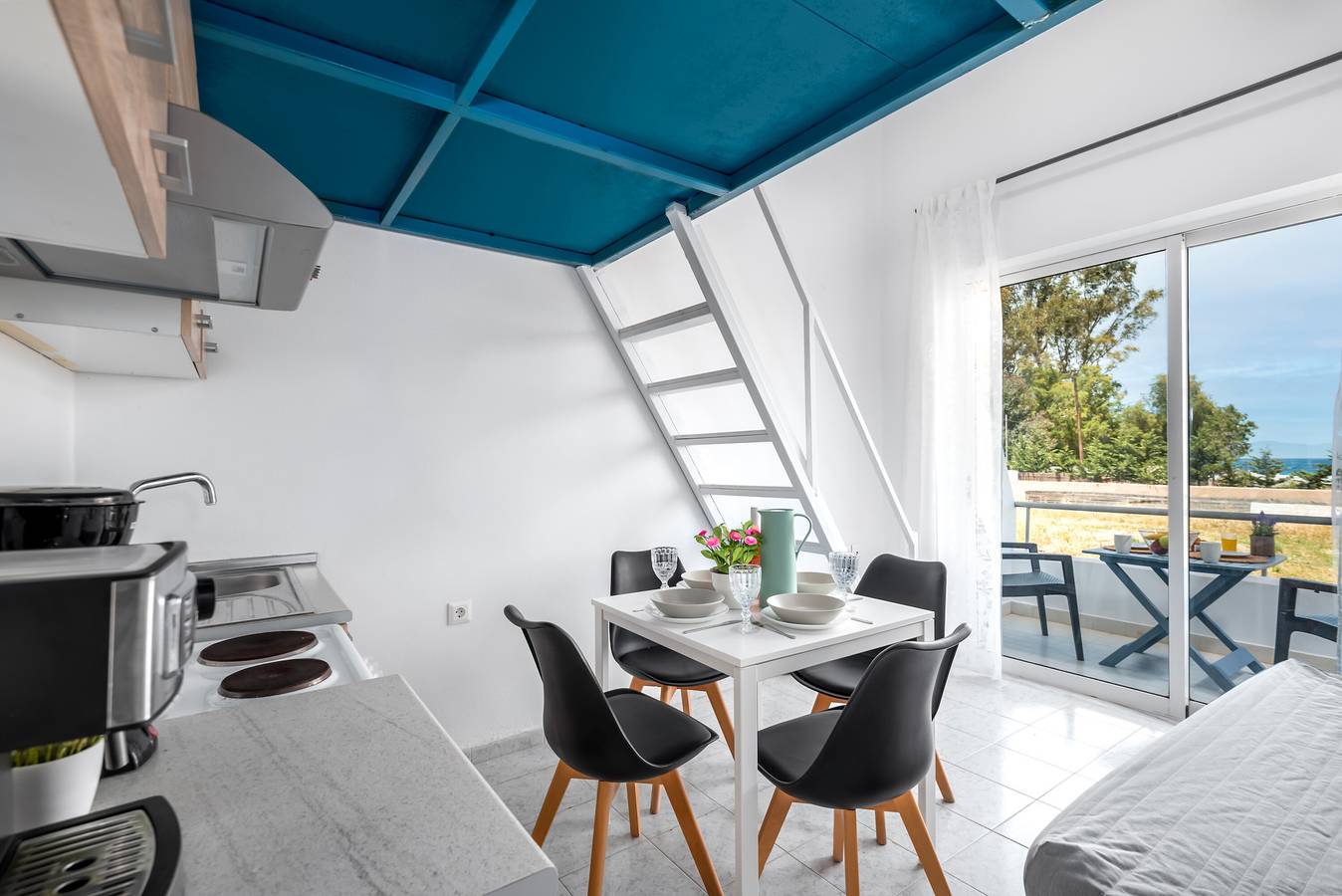 Entire studio, Studio Apartment 'Sea Front  In Ixia' with Private Garden, Wi-Fi and Air Conditioning in Ialysos, Rhodes